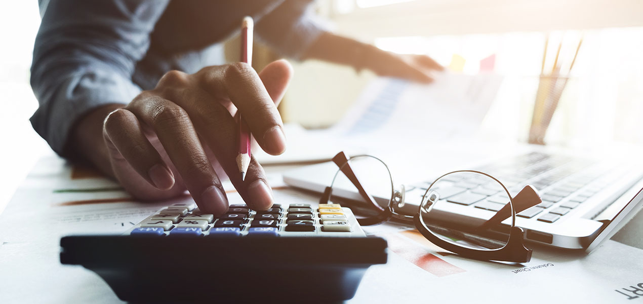 Une personne utilisant une calculatrice